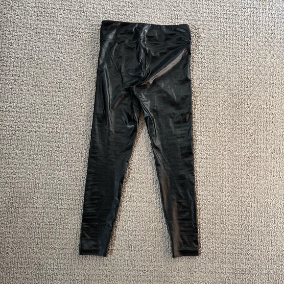 Great fit on most anyone-Shiny black leggings - Picture 5 of 5